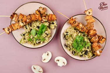 Oosterse risotto met tempehspiesjes